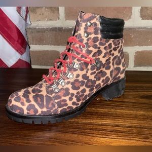 Brand New Size 6 Women’s Cheetah Boots Red Laces